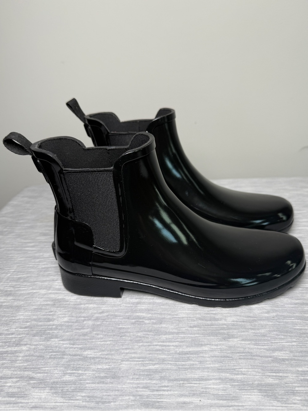 NWOT Hunter Black Refined Gloss Slim Fit Chelsea Boots - Size 7
